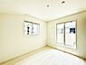 室内：バルコニーが開放感をプラスしてくれる洋室