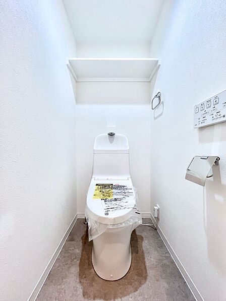 明るく清潔感のあるトイレです。  