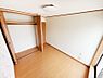 子供部屋：お子さまのお部屋としても！衣類の整理整頓に便利なクローゼット付きの洋室。