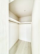 衣類をハンガーに掛けたまま収納できるWIC。衣類の整理整頓がしやすくて便利です！