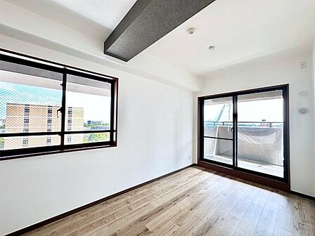 2面採光の洋室。窓から入り込む陽光がお部屋全体を優しく包み込みます!