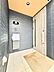 玄関：大切な家族、来客を出迎える玄関。玄関前は屋根付きで雨が降っていても濡れにくいです。 