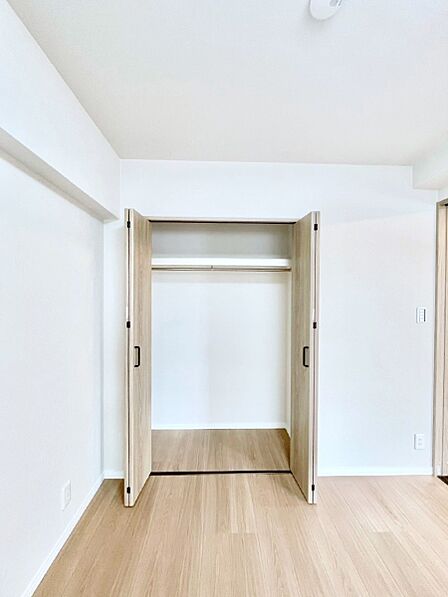 洋室クローゼット。奥行きがあるので厚手の衣類もすっきり収納できます。