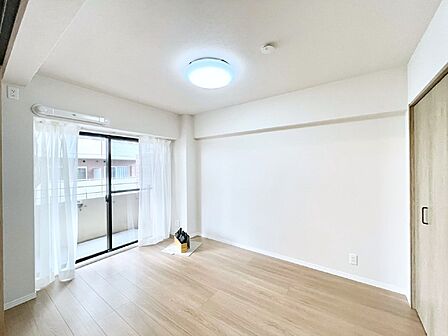 リビングに隣接した洋室。引き戸を開放するとリビングと繋がる憩いの空間に変身!