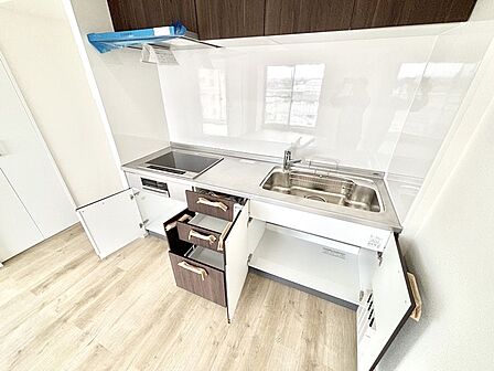 調理器具などもしっかり収納できます  