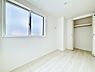 寝室：収納が充実しているので居住スペースを広々使えます  