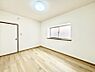 室内：窓からのやさしい光が心地よいプライベートルーム　