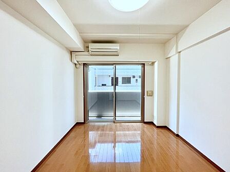 自然光が取り込まれ、家族団らんの場所を明るく演出
