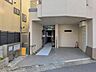 エントランス：住居者や来訪者を気持ちよくお出迎え。落ち着いた雰囲気のエントランス