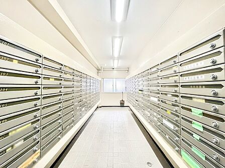 ポストはエントランス内にあるので雨に濡れず郵便が受け取れますね!