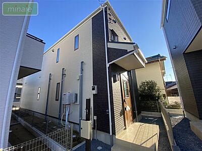 外観：販売現地　モダンなデザインが印象的な広々とした外観。閑静な住宅街に佇む魅力的な物件です。