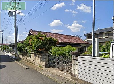 外観：前面道路は幅員が広く車庫入れのしやすい接道状況です　落ち着いた周辺環境で住みやすい住環境です！