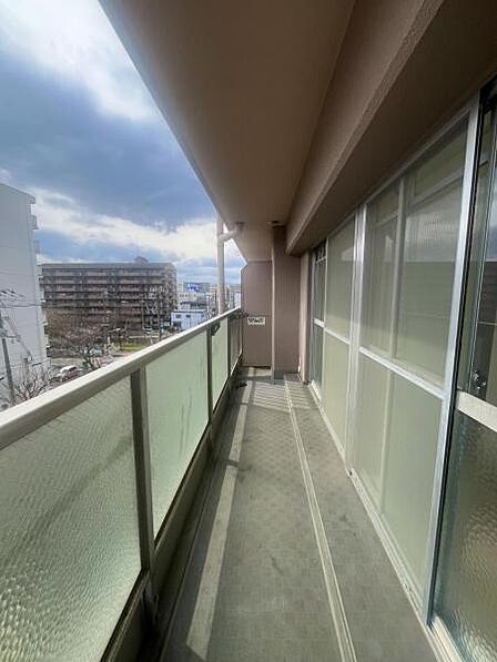 南西に面する日当たりの良いバルコニーですのでお洗濯ものも早く乾きそうです