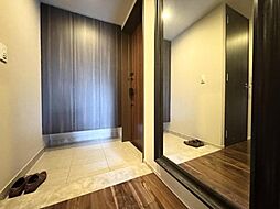 〜玄関〜 エントランス部分はゲストをお迎えするのに相応しい広さと清潔感をたたえています。姿見鏡も付いています。