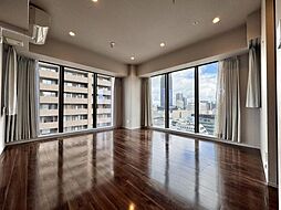 〜リビングダイニング〜 フルハイトウインドウが圧巻のパノラマビューを演出します。夜景も美しい感動の眺望