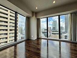 〜リビングダイニング〜 北東の角部屋。特に東側の眺望は素晴らしいです。この立地でこの駅近なら納得です。