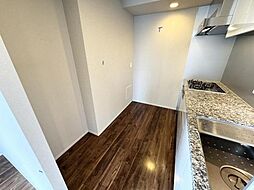 〜キッチン〜 機能優先の独立タイプのキッチンは調理環境に優れていてお料理の能率があがります。広くて使い勝手がグッド