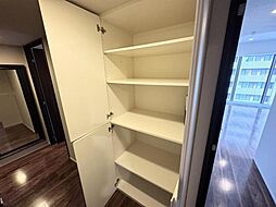 〜収納〜 廊下部分の収納がかなりの優れものです。小物から大きな家電関係まで納めてスッキリ