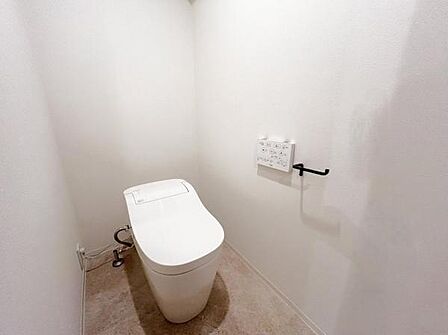 ≪トイレ≫ トイレはタンクレストイレが採用されており、高級感が漂います。