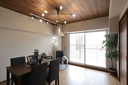 南向きバルコニーに面した、明るく心地よいリビングダイニング。