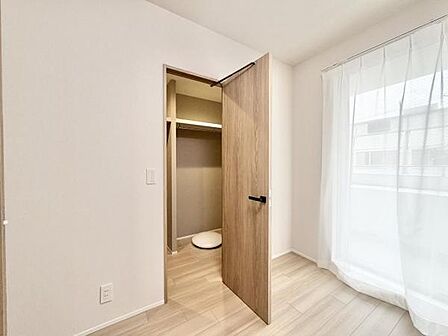 ウォークインクローゼットを完備。大きな荷物もすっきり片付きます。