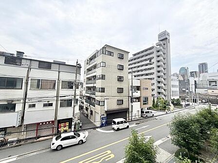採光・通風に優れた人気の角部屋です。