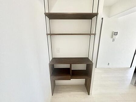 キッチン後部には収納棚が有ります