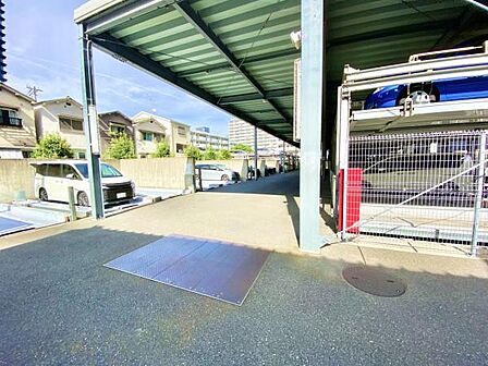 ≪駐車場≫ 敷地内駐車場です。間の通路も広く、駐車しやすいです。