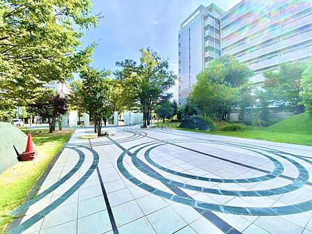 ≪敷地内公園≫ エントランス前の敷地内公園です。