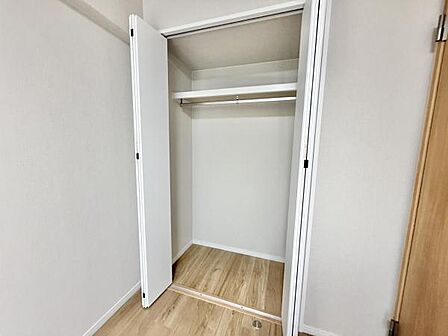 \寝室のクローゼット/ コートや