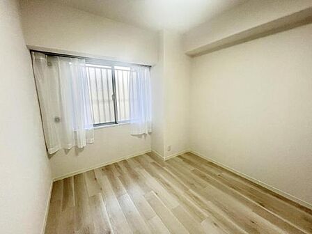 収納豊富な洋室で荷物が多くてもしっかり収まります