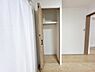 収納：～収納～ 6.1帖のお部屋のクローゼットはやや小さめですが、掃除機などを入れていただくスペースは十分です