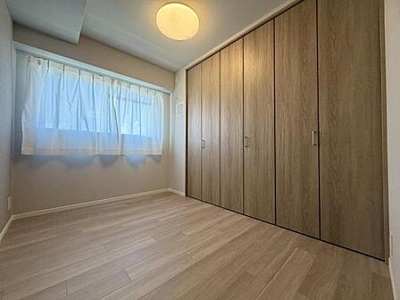 木目調のフローリングが落ち着いた雰囲気を演出する4.2帖洋室です。