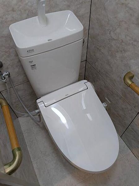 トイレ交換済みです。 白基調の落ち着いた空間です。