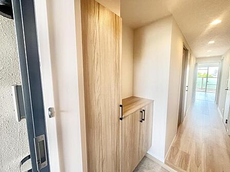 玄関収納は収納力の高いトールタイプのシューズボックスです。