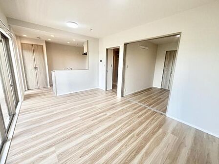 縦長の形状のため、リビング部分とダイニング部分の使い分けがしやすいLDKです