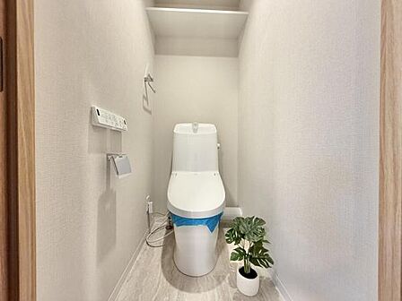 ＼トイレ／ 上部に吊戸棚が設置されている温水洗浄機能付トイレです。