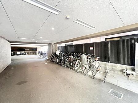 屋根の下に駐輪場がございますので雨の日も安心です。