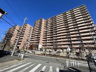 外観：物件南側道路南側からのマンション全景です。1番館は南向きに建っていますので、全室共に大変明るいですよ。