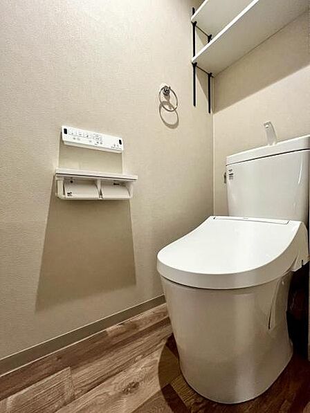 毎日使う場所だからこそ、清潔感と使いやすさを重視。 快適に使えるトイレ空間です。  【即日案内可】お問い合わせは朝日住宅まで