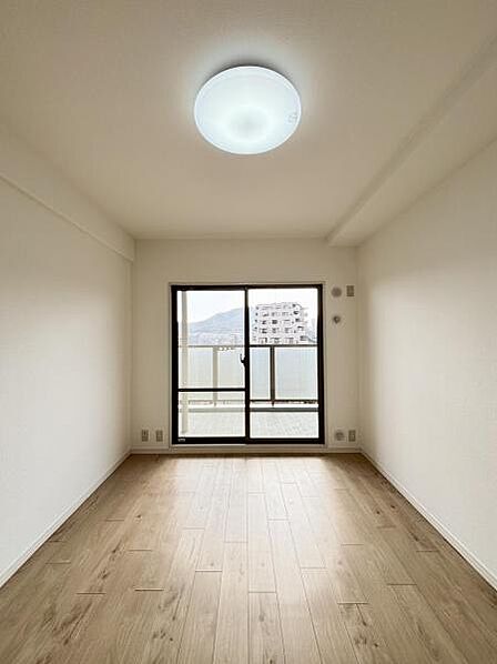 南側の約6.3帖の洋室です。寝室やお部屋としてお使いください。