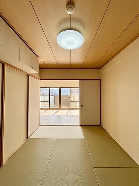 約6.0帖の和室です。日本らしい落ち着いた雰囲気です。