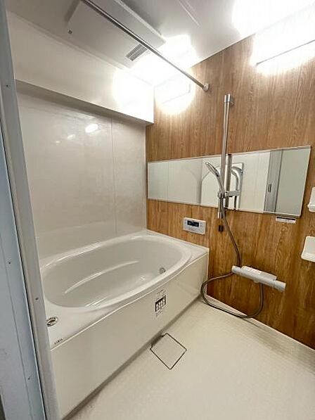 木目調カラーのアクセントパネルがおしゃれな浴室ユニットバス。システムキッチン同様新調しています。