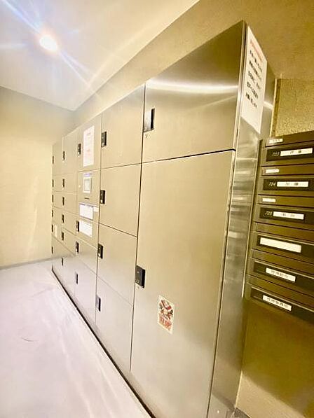 不在時でも荷物の受け取りがスムーズな宅配ボックス付き。  【即日案内可】お問い合わせは朝日住宅まで