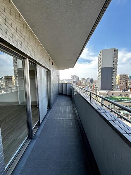 視界が抜けたバルコニーでのんびり空を眺める時間。 ちょっとしたイスやグリーンを置いて、お気に入りの癒し空間に。  【即日案内可】お問い合わせは朝日住宅まで