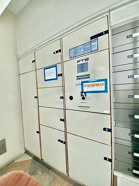 不在時でも荷物の受け取りがスムーズな宅配ボックス付き。  【即日案内可】お問い合わせは朝日住宅まで