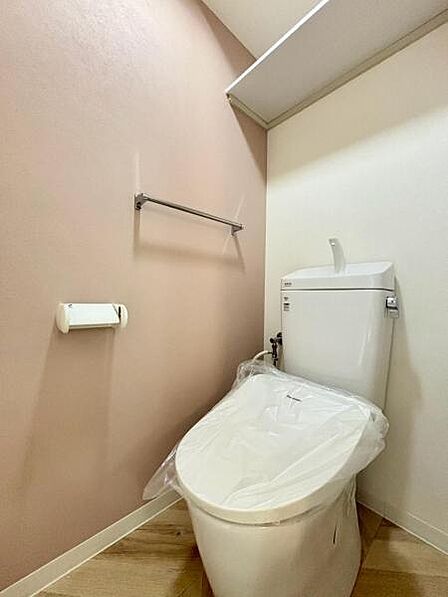 落ち着いた内装でホッとひと息つける場所に。 掃除のしやすさも◎な設計です。  【即日案内可】お問い合わせは朝日住宅まで