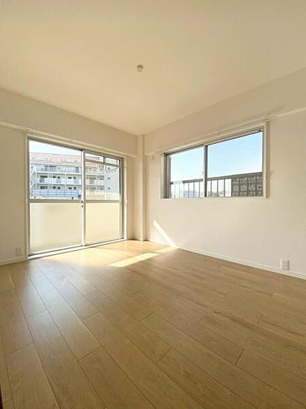 ■洋室■ 二面窓あり明るいお部屋♪ 実際の室内空間・状況・日当たり等ご見学頂けます！