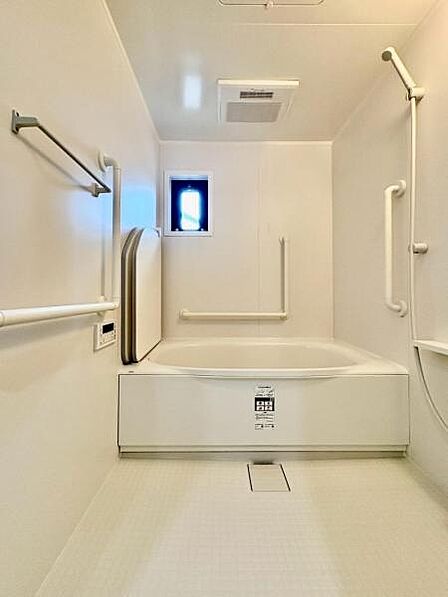 ゆったり浸かれるバスタブで、一日の疲れをリセット。 家族みんなが嬉しい癒しの空間です。  【即日案内可】お問い合わせは朝日住宅まで