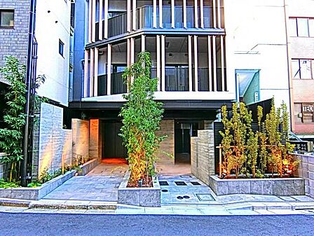 緑豊かで雰囲気の良いエントランス